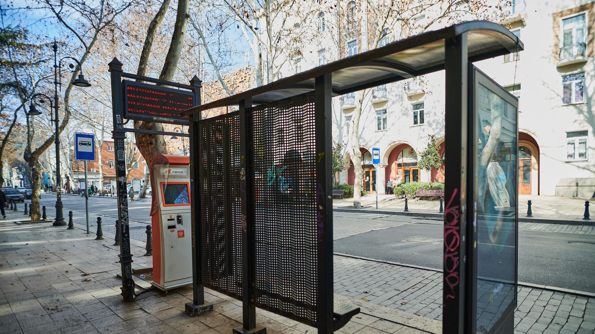 Автобусная остановка на проспекте Агмашенебели Автобусная остановка на проспекте Агмашенебели - Sputnik Грузия, 1920, 25.02.2026