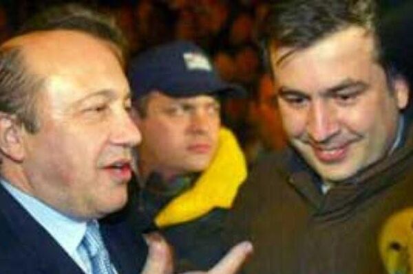 Глава МИД РФ Игорь Иванов и Михаил Саакашвили на Революции Роз, 2003 г. - Sputnik Грузия