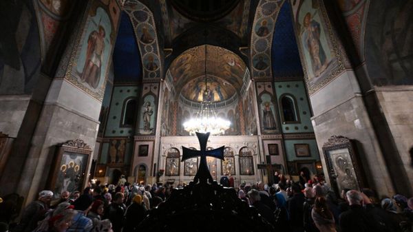 Православные верующие отмечают Пасху в соборе Сиони в центре грузинской столицы - Sputnik Грузия