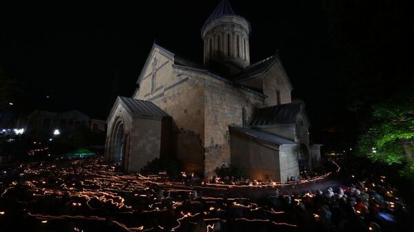 Православные верующие отмечают Пасху в соборе Сиони в центре грузинской столицы - Sputnik Грузия