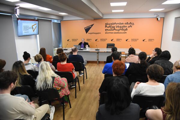 Модуль получился не просто лекцией, это был живой обмен опытом между профессионалами, которые ежедневно работают с информацией и аудиторией в цифровой среде. - Sputnik Грузия