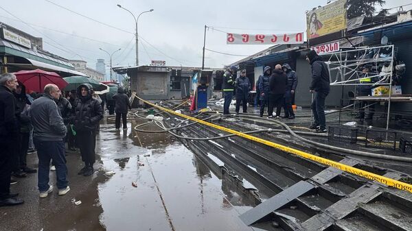 Место пожара рядом с метро Вокзальная площадь в Тбилиси - Sputnik Грузия
