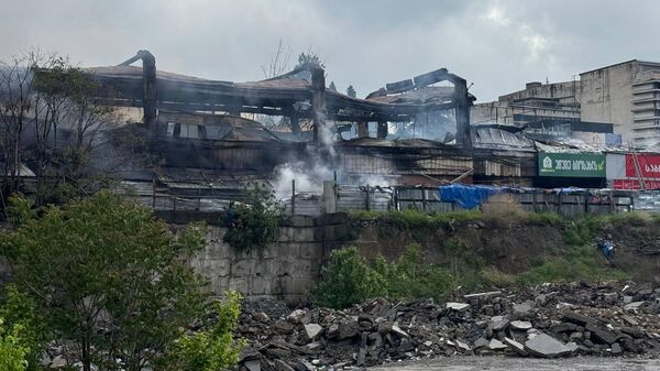 Сгоревшие склады и магазины на Вокзальной площади, на территории бывшего Боржомского вокзала  - Sputnik Грузия