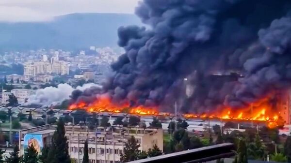 Огонь уничтожил склады и магазины на Вокзальной площади в Тбилиси – видео