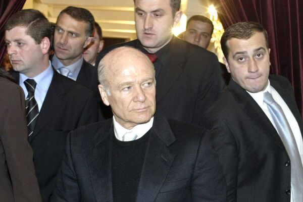 Surrounded by bodyguards leader of the autonomous Georgian region of Adzharia, Aslan Abashidze leaves after a news conference in the region&#x27;s capital Batumi, Saturday, March 27, 2004. Parliamentary elections will be held in Georgia on Sunday, March 28. - Sputnik Грузия