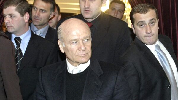 Surrounded by bodyguards leader of the autonomous Georgian region of Adzharia, Aslan Abashidze leaves after a news conference in the region's capital Batumi, Saturday, March 27, 2004. Parliamentary elections will be held in Georgia on Sunday, March 28. - Sputnik Грузия