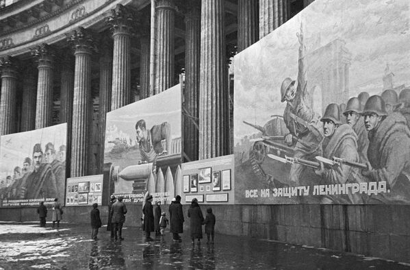Блокада Ленинграда. Горожане на выставке плакатов, призывающих к борьбе с фашистскими захватчиками, на колоннаде Казанского собора в блокадном Ленинграде. С 1932 года по 1991 год храм был недействующим, поскольку в нем располагался Музей истории религии и атеизма Академии наук СССР. Блокада Ленинграда. Горожане на выставке плакатов, призывающих к борьбе с фашистскими захватчиками, на колоннаде Казанского собора в блокадном Ленинграде. С 1932 года по 1991 год храм был недействующим, поскольку в нем располагался Музей истории религии и атеизма Академии наук СССР. - Sputnik Грузия