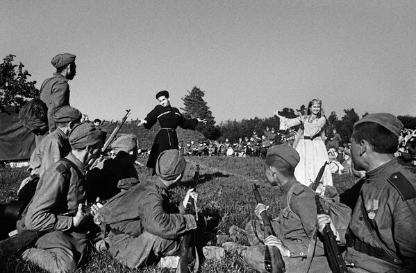 Фронтовая операция советских войск 2-го Прибалтийского фронта (командующий генерал армии А. И. Ерёменко) с целью освобождения Риги и выхода на побережье Рижского залива. Артисты Азербайджанской государственной филармонии выступают перед бойцами 2-го Прибалтийского фронта. Фронтовая операция советских войск 2-го Прибалтийского фронта (командующий генерал армии А. И. Ерёменко) с целью освобождения Риги и выхода на побережье Рижского залива. Артисты Азербайджанской государственной филармонии выступают перед бойцами 2-го Прибалтийского фронта. - Sputnik Грузия