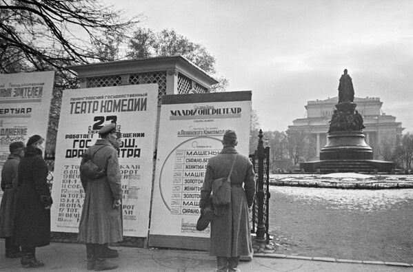 Блокада Ленинграда. Военнослужащие у театральных афиш в сквере на площади Островского в блокадном Ленинграде. Справа - памятник Екатерине II и главный фасад Александринского театра. Октябрь 1941 года. Блокада Ленинграда. Военнослужащие у театральных афиш в сквере на площади Островского в блокадном Ленинграде. Справа - памятник Екатерине II и главный фасад Александринского театра. Октябрь 1941 года. - Sputnik Грузия