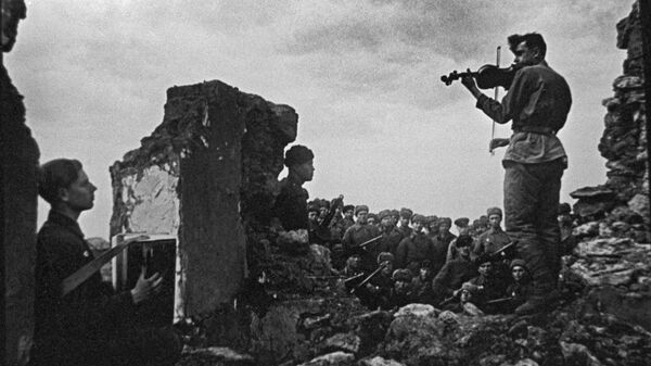 Концерт для бойцов советской армии под Новошахтинском - Sputnik Грузия