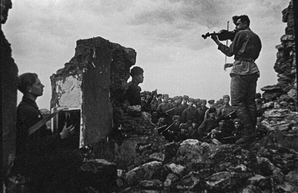 Концерт для бойцов советской армии под Новошахтинском. Южный фронт. Концерт для бойцов советской армии под Новошахтинском. Южный фронт. - Sputnik Грузия