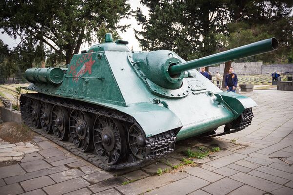 Еще один мемориал погибшим в Великой Отечественной войне расположен на Кукийском кладбище в Тбилиси. Еще один мемориал погибшим в Великой Отечественной войне расположен на Кукийском кладбище в Тбилиси. - Sputnik Грузия