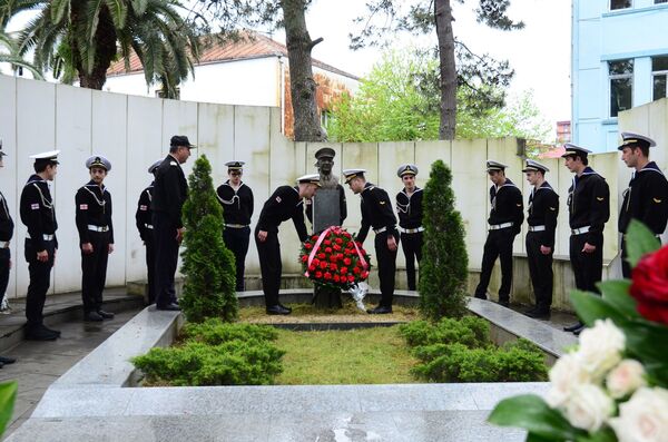 Еще один мемориал расположен в Батуми – это памятник Анатолию Качарава. В 1942 году советский ледокол-пароход "Александр Сибиряков" под командованием Качарава вступил в неравный бой с германским тяжелым крейсером "Адмирал Шеер". Еще один мемориал расположен в Батуми – это памятник Анатолию Качарава. В 1942 году советский ледокол-пароход "Александр Сибиряков" под командованием Качарава вступил в неравный бой с германским тяжелым крейсером "Адмирал Шеер". - Sputnik Грузия