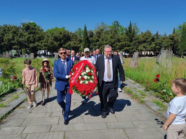 გმირებს პატივი მიაგეს საქართველოში შვეიცარიის საელჩოში რუსეთის ინტერესების სექციის წარმომადგენლებმაც. გმირებს პატივი მიაგეს საქართველოში შვეიცარიის საელჩოში რუსეთის ინტერესების სექციის წარმომადგენლებმაც. - Sputnik საქართველო