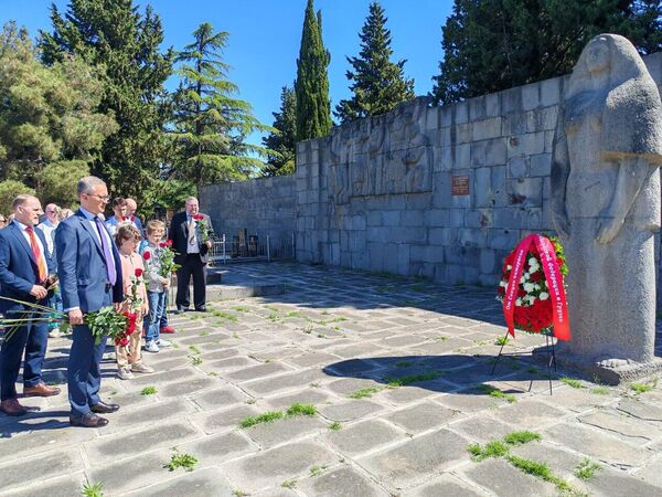 მათ კუკიის სასაფლაოზე ყვავილებით შეამკეს დიდ სამამულო ომში დაღუპულთა მემორიალი. მათ კუკიის სასაფლაოზე ყვავილებით შეამკეს დიდ სამამულო ომში დაღუპულთა მემორიალი. - Sputnik საქართველო