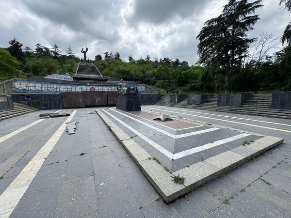 1. უცნობი ჯარისკაცის საფლავთან მარადიული ცეცხლი ათეულობით წლის მანძილზე ენთო, თუმცა იგი დღეს ჩამქრალია 1. უცნობი ჯარისკაცის საფლავთან მარადიული ცეცხლი ათეულობით წლის მანძილზე ენთო, თუმცა იგი დღეს ჩამქრალია - Sputnik საქართველო