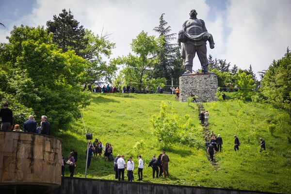 ამავე სახელწოდების ფილმის გმირი, გიორგი მახარაშვილი, რომლის სახელზეც ეს ძეგლი დაიდგა, ამ სოფლიდან იყო. ამავე სახელწოდების ფილმის გმირი, გიორგი მახარაშვილი, რომლის სახელზეც ეს ძეგლი დაიდგა, ამ სოფლიდან იყო. - Sputnik საქართველო