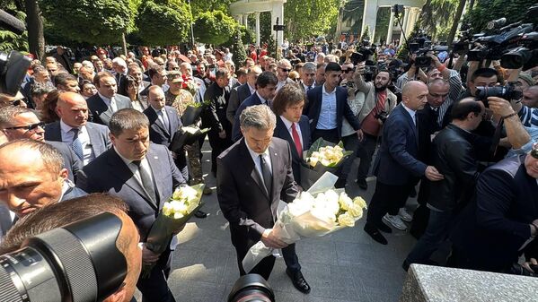 ღონისძიებას ესწრებოდნენ საქართველოს პირველი პირები. პრემიერმა ირაკლი კობახიძემ ომის ვეტერანებს მადლობა გადაუხადა და ჯანმრთელობა უსურვა. ღონისძიებას ესწრებოდნენ საქართველოს პირველი პირები. პრემიერმა ირაკლი კობახიძემ ომის ვეტერანებს მადლობა გადაუხადა და ჯანმრთელობა უსურვა. - Sputnik საქართველო