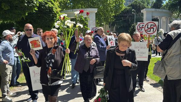 ხალხში უცხოები არ იყვნენ - ყველა გრძნობდა, რომ რომ ერთი და იგივე მიზნით იყვნენ მისული. ხალხში უცხოები არ იყვნენ - ყველა გრძნობდა, რომ რომ ერთი და იგივე მიზნით იყვნენ მისული. - Sputnik საქართველო