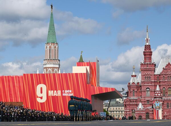 Военнослужащие роты почетного караула на Красной площади в Москве на военном параде, посвященном 80-летию Победы в Великой Отечественной войне Военнослужащие роты почетного караула на Красной площади в Москве на военном параде, посвященном 80-летию Победы в Великой Отечественной войне - Sputnik Грузия