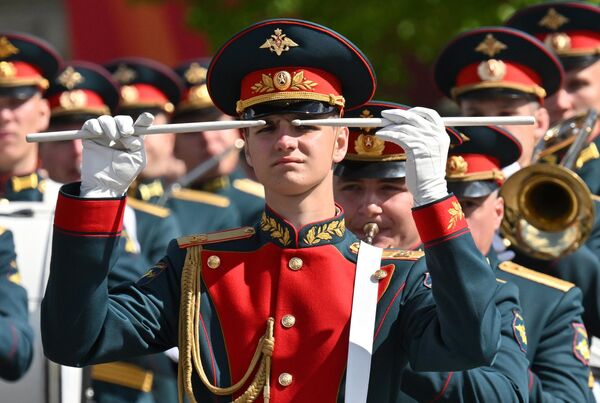 Военнослужащие 154-го отдельного комендантского Преображенского полка на Красной площади в Москве на военном параде, посвященном 80-летию Победы в Великой Отечественной войне Военнослужащие 154-го отдельного комендантского Преображенского полка на Красной площади в Москве на военном параде, посвященном 80-летию Победы в Великой Отечественной войне - Sputnik Грузия
