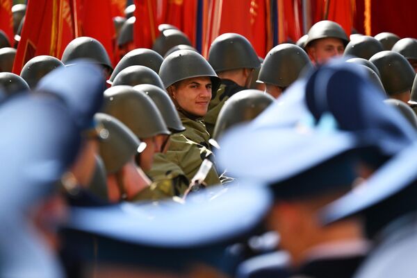 Парадные расчеты на Красной площади в Москве перед началом военного парада, посвященного 80-летию Победы в Великой Отечественной войне Парадные расчеты на Красной площади в Москве перед началом военного парада, посвященного 80-летию Победы в Великой Отечественной войне - Sputnik Грузия
