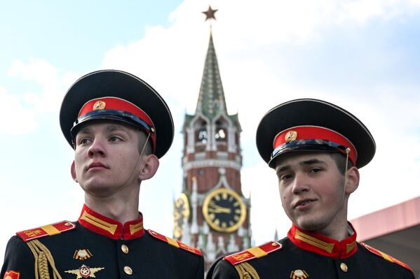 Парадный расчет Московского суворовского военного училища на Красной площади в Москве перед началом военного парада, посвященного 80-летию Победы в Великой Отечественной войне Парадный расчет Московского суворовского военного училища на Красной площади в Москве перед началом военного парада, посвященного 80-летию Победы в Великой Отечественной войне - Sputnik Грузия
