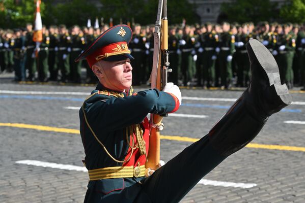 Военнослужащий 154-го отдельного комендантского Преображенского полка на Красной площади в Москве перед началом военного парада, посвященного 80-летию Победы в Великой Отечественной войне Военнослужащий 154-го отдельного комендантского Преображенского полка на Красной площади в Москве перед началом военного парада, посвященного 80-летию Победы в Великой Отечественной войне - Sputnik Грузия