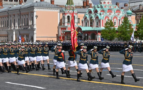 Парадный расчет военнослужащих-женщин на Красной площади в Москве на военном параде, посвященном 80-летию Победы в Великой Отечественной войне Парадный расчет военнослужащих-женщин на Красной площади в Москве на военном параде, посвященном 80-летию Победы в Великой Отечественной войне - Sputnik Грузия