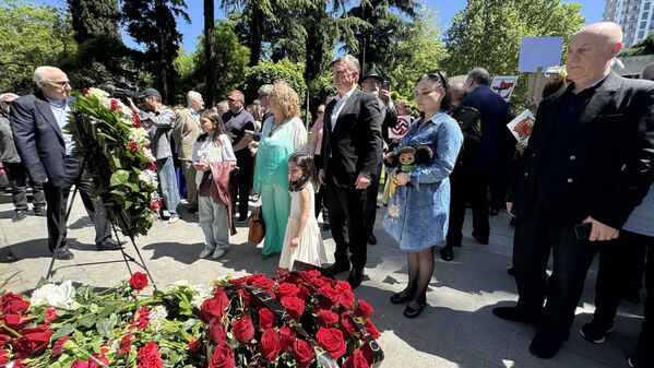 მელიტონ ქანთარიას ძეგლთან ვეტერანები, მათი ოჯახის წევრები, რიგითი თბილისელები და საზოგადოებრივი ორგანიზაციების წარმომადგენლები შეიკრიბნენ. მელიტონ ქანთარიას ძეგლთან ვეტერანები, მათი ოჯახის წევრები, რიგითი თბილისელები და საზოგადოებრივი ორგანიზაციების წარმომადგენლები შეიკრიბნენ. - Sputnik საქართველო