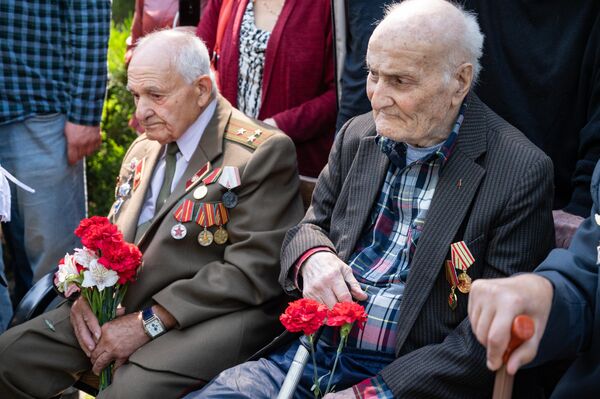 ვეტერანები არცთუ ბევრნი დარჩნენ, თუმცა, ისინი მაინც მივიდნენ. ვეტერანები არცთუ ბევრნი დარჩნენ, თუმცა, ისინი მაინც მივიდნენ. - Sputnik საქართველო