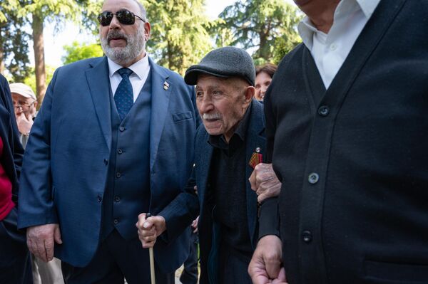 თბილისელები გმირების ხსოვნის კვლავ მიაგებენ პატივს, მიუხედავად იმისა, რომ დღესასწაულის ადგილმდებარეობა შეიცვალა. თბილისელები გმირების ხსოვნის კვლავ მიაგებენ პატივს, მიუხედავად იმისა, რომ დღესასწაულის ადგილმდებარეობა შეიცვალა. - Sputnik საქართველო