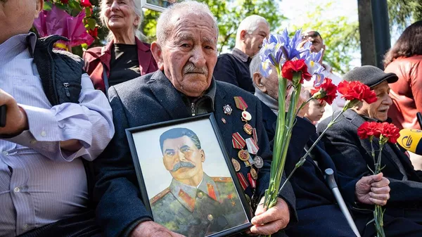 Цветы, шествия, слова благодарности – как в столице отметили День Великой Победы? – видео - Sputnik Грузия