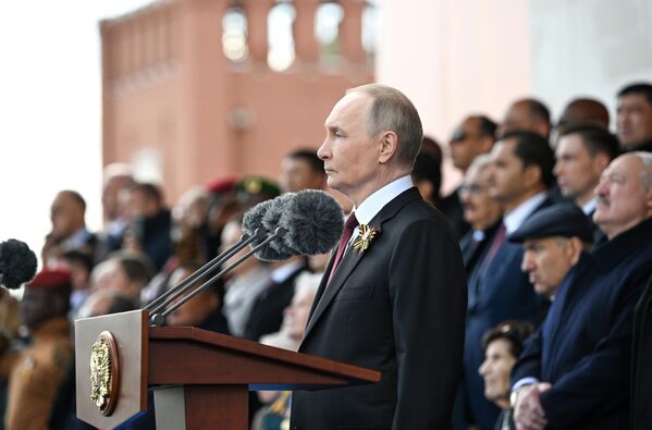1. რუსეთის პრეზიდენტი ვლადიმირ პუტინი მოსკოვის წითელ მოედანზე გამარჯვების 80 წლისთავისადმი მიძღვნილ სამხედრო აღლუმზე. რუსეთი 9 მაისს აღნიშნავს 1941-1945 წლების დიდ სამამულო ომში გამარჯვების 80 წლისთავს. 1. რუსეთის პრეზიდენტი ვლადიმირ პუტინი მოსკოვის წითელ მოედანზე გამარჯვების 80 წლისთავისადმი მიძღვნილ სამხედრო აღლუმზე. რუსეთი 9 მაისს აღნიშნავს 1941-1945 წლების დიდ სამამულო ომში გამარჯვების 80 წლისთავს. - Sputnik საქართველო
