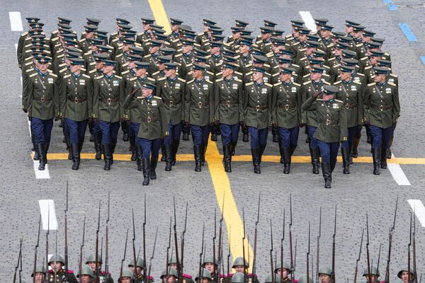 11.სამხედრო მოსამსახურეები მოსკოვის წითელ მოედანზე დიდ სამამულო ომში გამარჯვების 80 წლისთავისადმი მიძღვნილ სამხედრო აღლუმზე. 11.სამხედრო მოსამსახურეები მოსკოვის წითელ მოედანზე დიდ სამამულო ომში გამარჯვების 80 წლისთავისადმი მიძღვნილ სამხედრო აღლუმზე. - Sputnik საქართველო