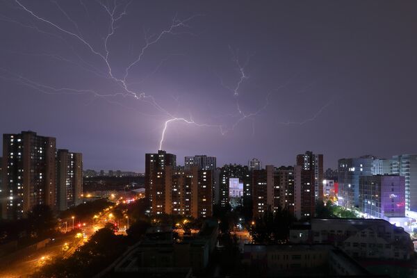 Молнии во время грозы в Пекине Молнии во время грозы в Пекине - Sololaki Грузия
