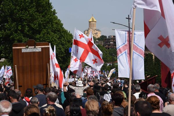 Колонны верующих направились к патриаршему собору Святой Троицы Колонны верующих направились к патриаршему собору Святой Троицы - Sololaki Грузия
