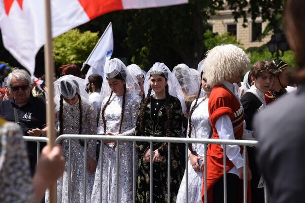 Молодежь в традиционных костюмах в День святости семьи Молодежь в традиционных костюмах в День святости семьи - Sololaki Грузия