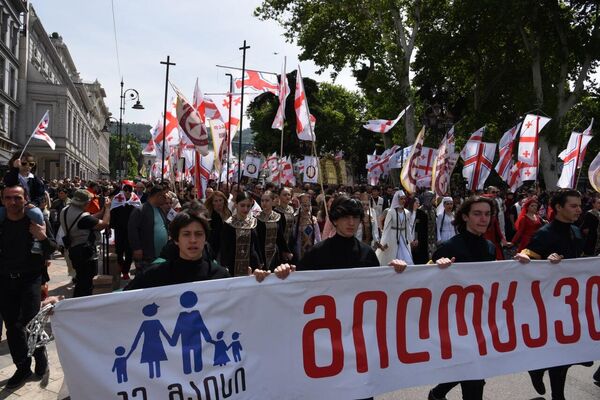 ლიტურგიის შემდეგ თბილისის ქუჩებში საზეიმო მსვლელობა გაიმართა ლიტურგიის შემდეგ თბილისის ქუჩებში საზეიმო მსვლელობა გაიმართა - Sputnik საქართველო