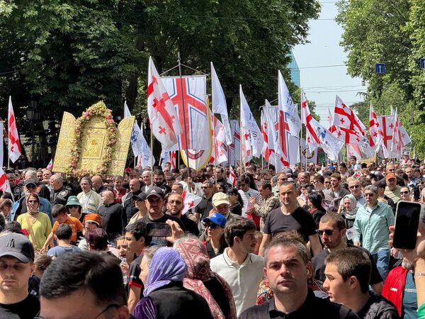 მოქალაქეებს ხელში ეჭირათ საქართველოს დროშები და ხატები, ისმოდა საგალობლების ხმა მოქალაქეებს ხელში ეჭირათ საქართველოს დროშები და ხატები, ისმოდა საგალობლების ხმა - Sputnik საქართველო