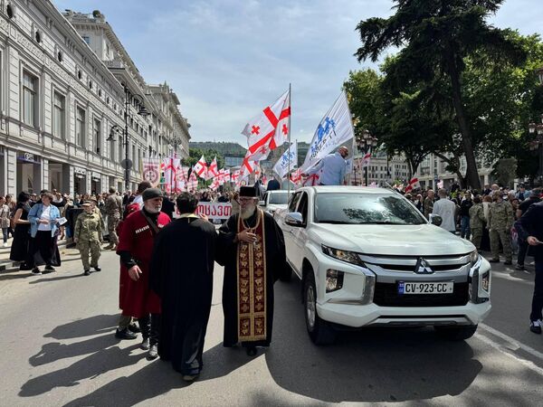 ტაძართან სადღესასწაულო ღვთისმსახურება აღევლინა - როგორც ლოცვა ოჯახის, ქვეყნისა და მომავლისთვის ტაძართან სადღესასწაულო ღვთისმსახურება აღევლინა - როგორც ლოცვა ოჯახის, ქვეყნისა და მომავლისთვის - Sputnik საქართველო