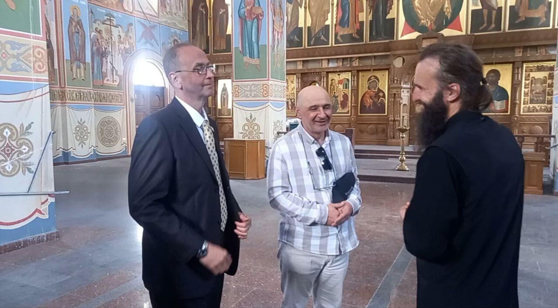 Михаил Жгенти, Паата Абуладзе и Иеромонах Иннокентий, благочинный Свято-Успенского Николо-Васильевского монастыря - Sputnik Грузия, 1920, 20.05.2025