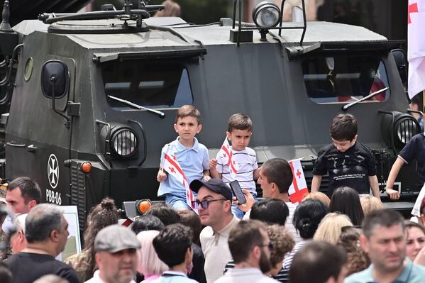 Народные гулянья на проспекте Руставели и на площади Свободы продолжались до позднего вечера Народные гулянья на проспекте Руставели и на площади Свободы продолжались до позднего вечера - Sololaki Грузия