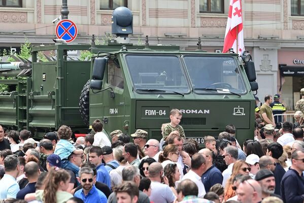 Многие жители Тбилиси приходят сюда семьями со своими детьми Многие жители Тбилиси приходят сюда семьями со своими детьми - Sololaki Грузия