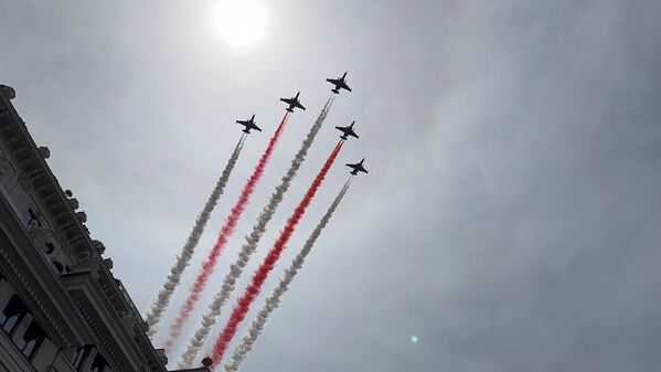 После завершения церемонии принятия присяги над площадью Свободы пролетает боевая авиация После завершения церемонии принятия присяги над площадью Свободы пролетает боевая авиация - Sololaki Грузия