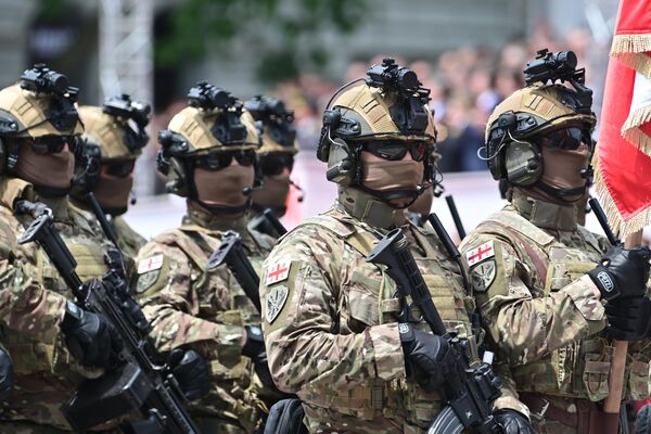 В этом году в День независимости присягу принесли около 700 новобранцев на площади Свободы В этом году в День независимости присягу принесли около 700 новобранцев на площади Свободы - Sololaki Грузия