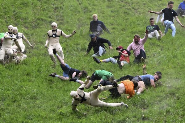 Участники соревнуются на традиционном ежегодном конкурсе Cheese Rolling в Брокворте. Участники соревнуются на традиционном ежегодном конкурсе Cheese Rolling в Брокворте. - Sololaki Грузия