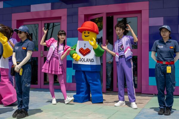 В Шанхае открывается самый большой Legoland в мире — фото