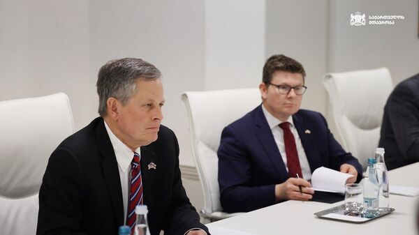 Сенатор США Стив Дэйнс (слева) - Sputnik Грузия