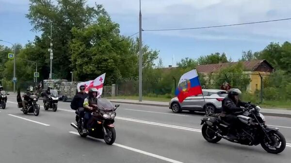 Байкеры из клуба “Ночные волки” проехали с флагом Грузии по Москве — видео
